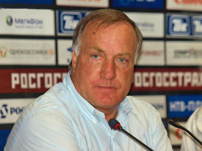 Dick Advocaat: Egy döntés, ami többet ér minden trófeánál – avagy embernek maradni egy embertelen világban
