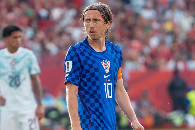 Luka Modrićot állva tapsolták a spanyolok – a háború árnyékából a futballvilág tetejére: egy legenda története